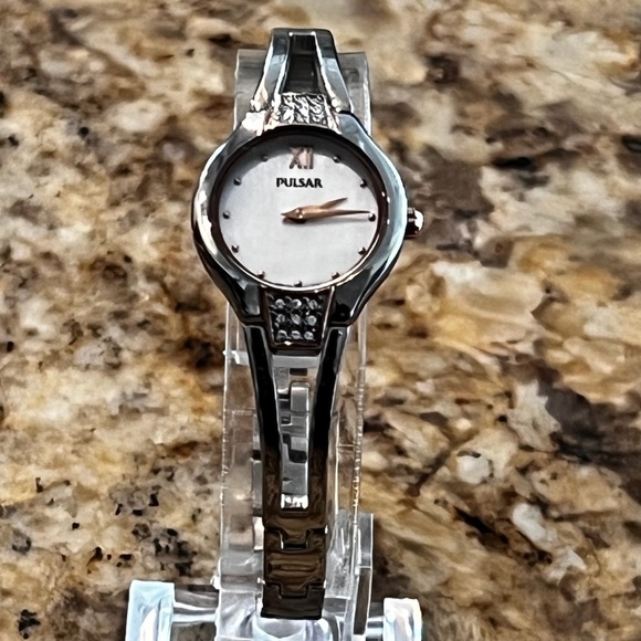 Pulsar by Seiko NIB Small Petite Round Silver Gold Ladies Watch Working - Picture 3 of 9